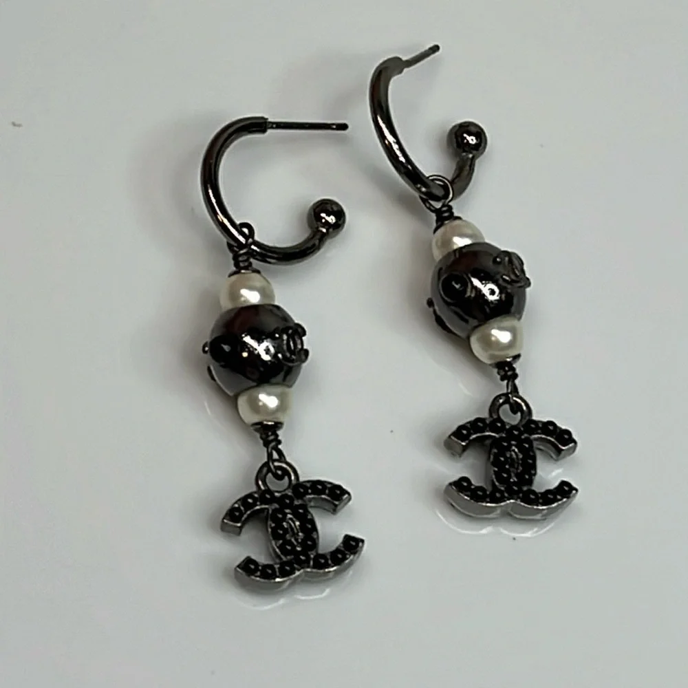 CHANEL Vintage Drop Pearl Earrings